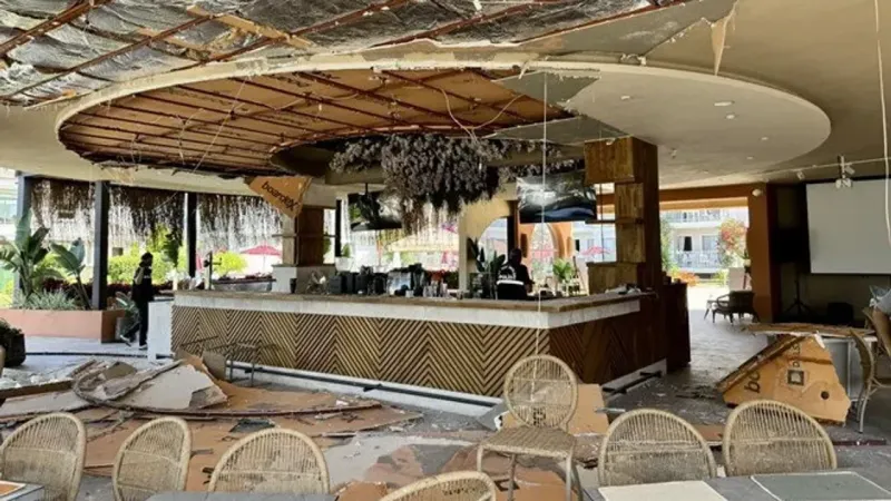 Restoranda yemek yiyorlardı: Tavan malzemesi turistlerin üzerine düştü!