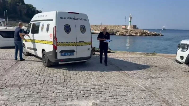 Sabah saatlerinde manzara izleyen vatandaşlar fark etti: Denizde erkek cesedi bulundu