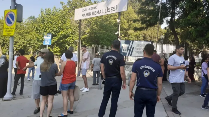 Salonlarda sessizlik, kapılarda heyecan: AYT heyecanı İzmir’i sardı