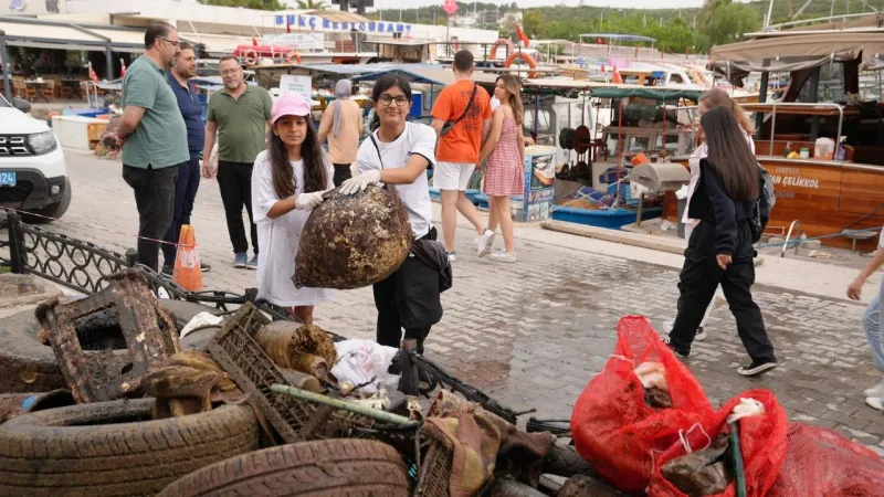 Seferihisar'a yakışmayan görüntü: Denizden onlarca kilo atık çıktı