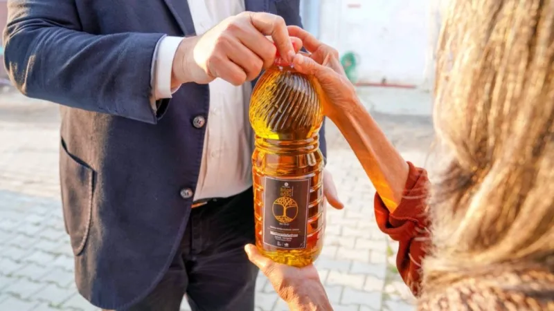 Seferihisar'dan Örnek Proje: Zeytinyağı İhtiyaç Sahiplerine Can Suyu!