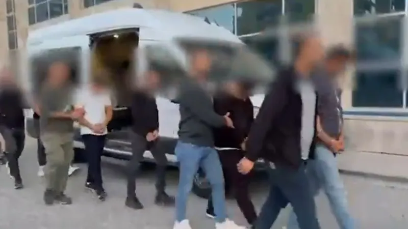 Şehit Ailesini Dolandıranlara Operasyon! 11 Kişi Yakalandı