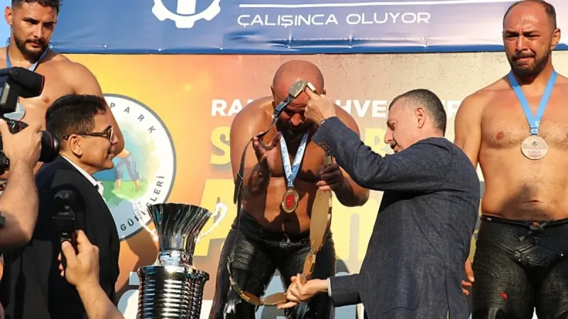 Sekapark Güreşleri'nin başpehlivanı Orhan Okulu oldu