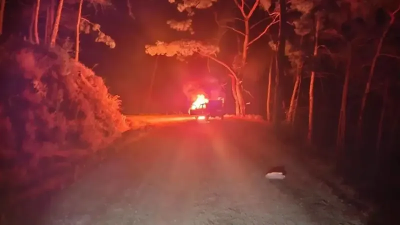 Seyir halindeki otomobil alev aldı: Hurdaya döndü