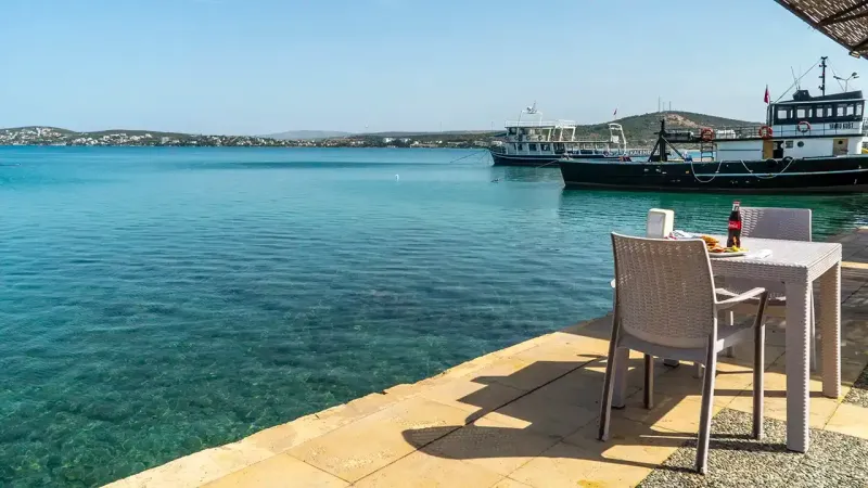 Şezlongdan kalkıp denize atlayacaksınız: Turkuaz denizi ve uygun fiyatları ile Çeşme'de harika bir mekan