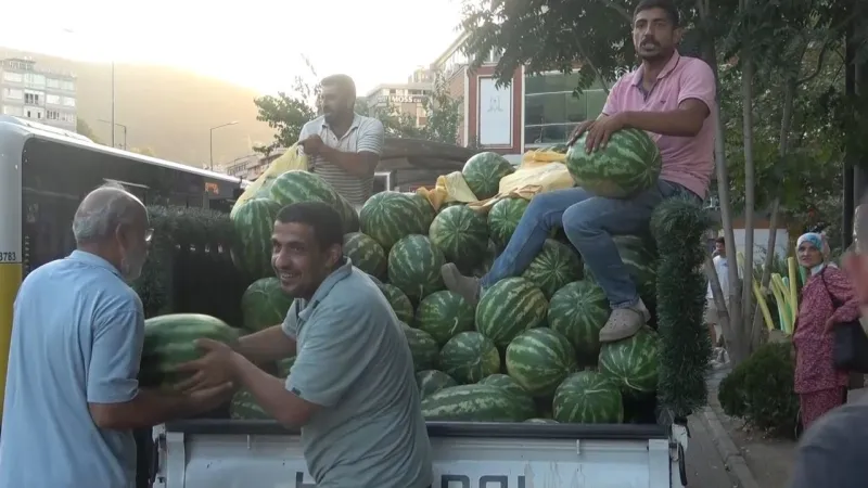 Sıcaktan bunalan vatandaşa destek: 20 ton karpuzu ücretsiz dağıttı