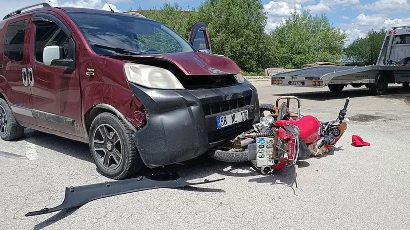 Sivas'ta hafif ticari araç ile motosikletin çarpıştığı kazada 7 kişi yaralandı
