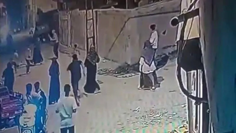 Adana'da Sopayla Çocuklara Saldırı! O Anlar Kamerada