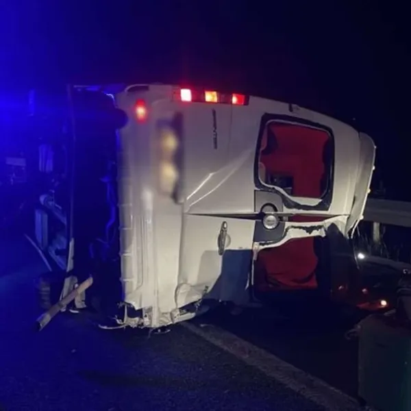Soma'da Feci Kaza! Minibüs Devrildi: 1 Ölü, 13 Yaralı!