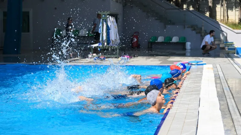 Bornova'da Yüzme Coşkusu! 7'den 70'e Herkes Suda!