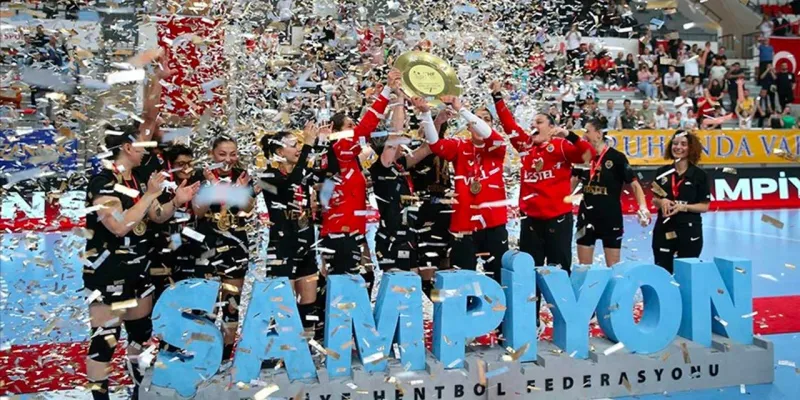 Süper Lig Başlıyor! İlk Maçta Kimler Sahaya Çıkıyor?