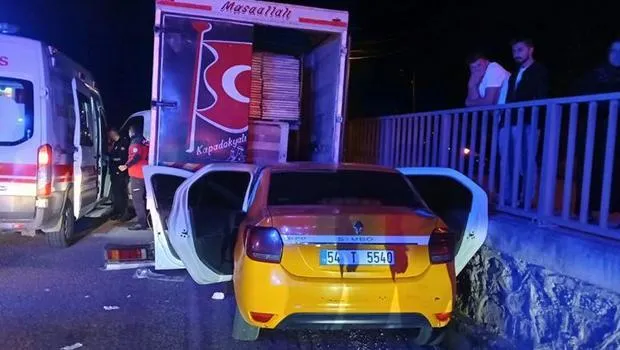 Taksi, kamyonete çarptı! 1 can kaybı, 1 yaralı