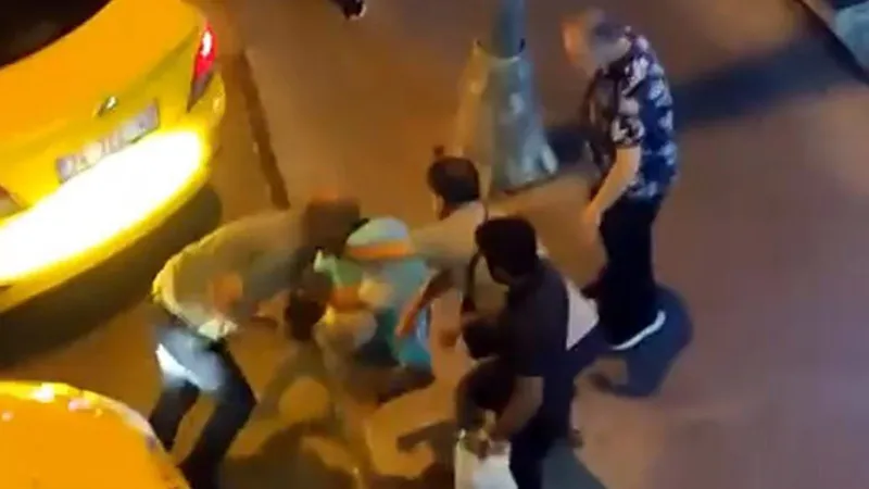 Taksiciler arası müşteri kavgası: Yerlerde sürüklediler