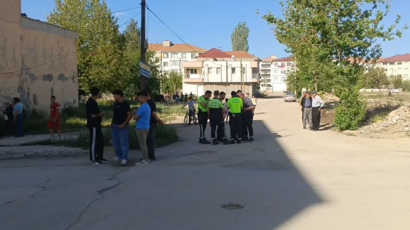 Tartıştığı arkadaşına araba ile çarpıp metrelerce sürükledi