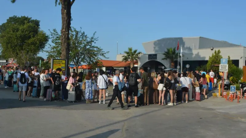 Tatilciler Ayvalık’tan Ege’ye akın etti: Feribot seferlerinde yoğunluk