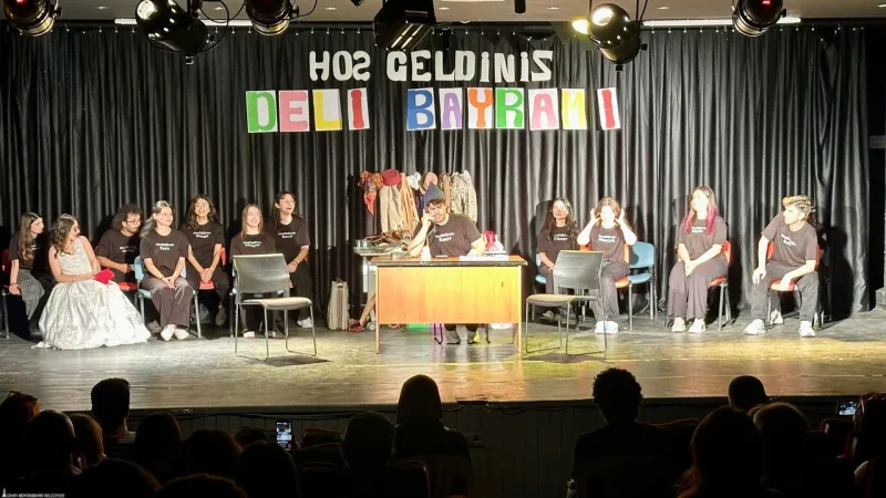 İzmir'de Tiyatro Şöleni: Deli Bayramı Sahneleniyor! Kaçırmayın!