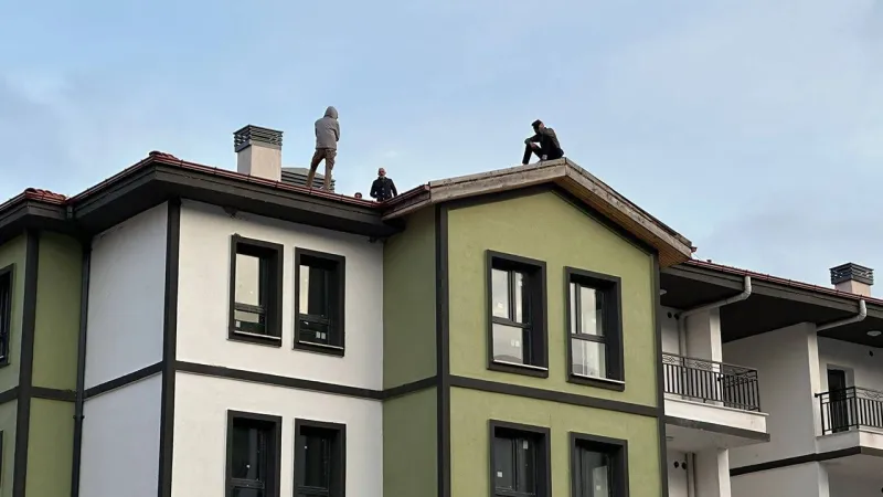 TOKİ işçiler isyan etti: Çatıya çıkıp tepki gösterdi