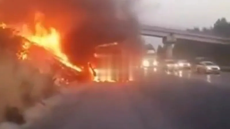 Torbalı’da panik anları: Araç yandı, orman tehlikeye girdi!