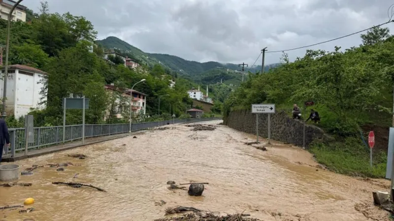 Trabzon'da şiddetli yağış sonrası sel: Bir kişi kayboldu