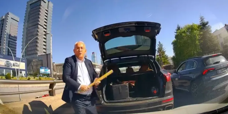 Trafik magandası beyzbol sopasıyla saldırdı: Ehliyetine el konuldu