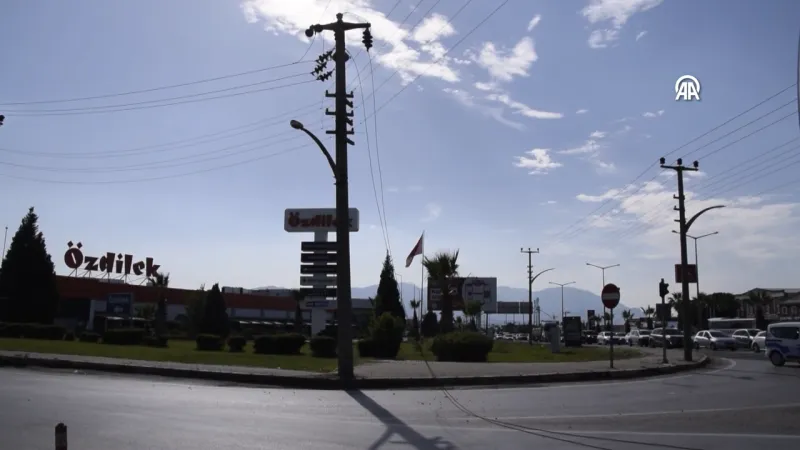 Turgutlu’da elektrik direğinde patlama: Kara yoluna düşen tel trafiği aksattı