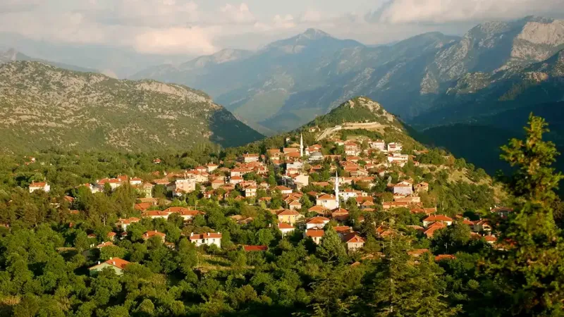 Türkiye'nin en büyük yeraltı gölü burada: Ne İzmir ne de Muğla, adını dünyaya duyuran masalsı bir köy