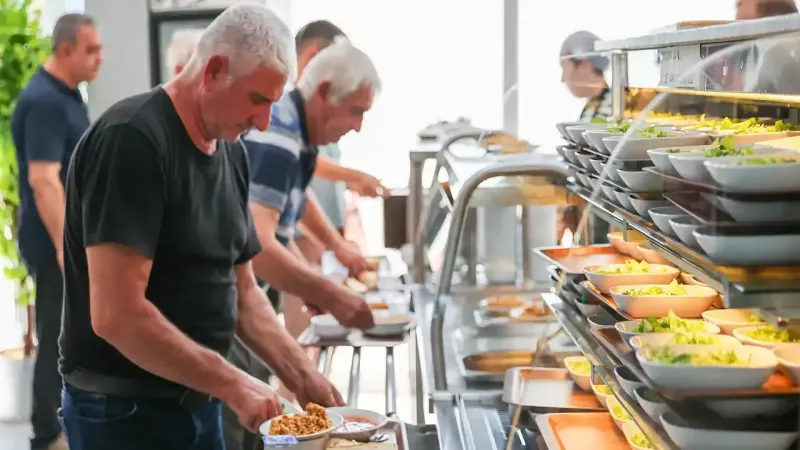 Buca'da 50 TL'ye Doyasıya Yemek! Ucuzluk Kuyruğu Şaşırttı
