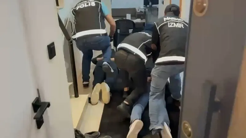 Villayı uyuşturucu tarlasına çevirmişler: İzmir'de zehir tacirleri yakalandı