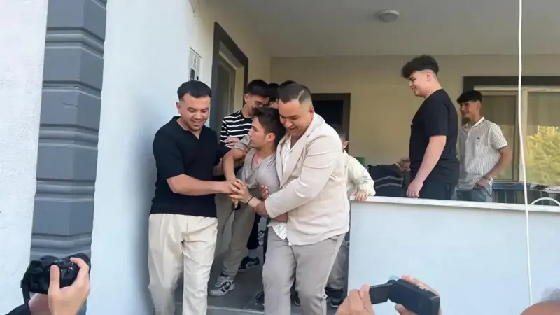 Yarım asırlık gelenek: Sıcak yatağından alıp buz gibi suya attılar