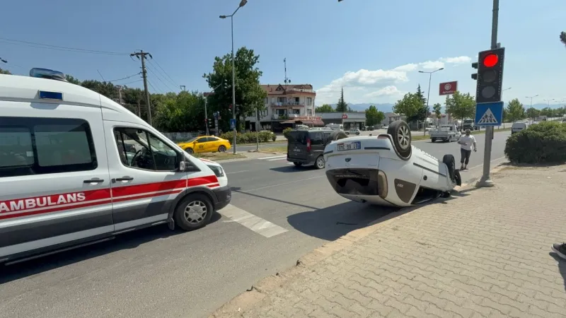 Yayaya yol veren araca çarptı: Yaya dahil 3 kişi yaralandı
