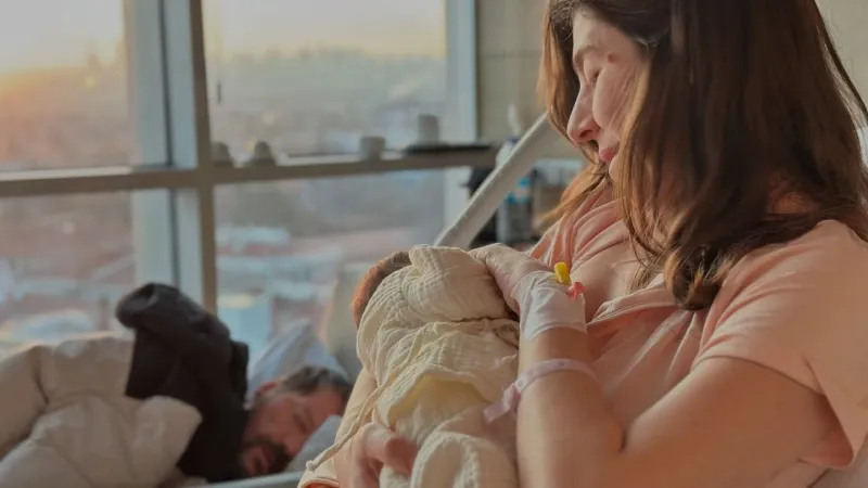 Yıllar sonra baba oldu: Ünlü oyuncu kızının yüzünü ilk kez paylaştı