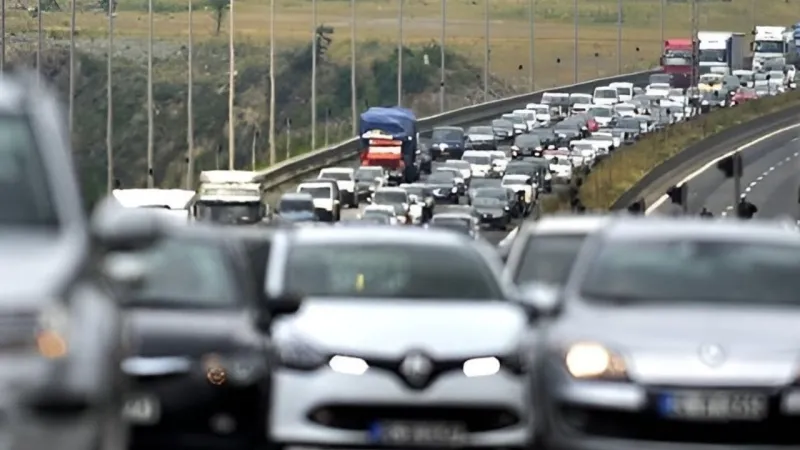 Yola çıkacaklar dikkat: Tatilciler dönüyor, İzmir'de trafik sıkıştı!