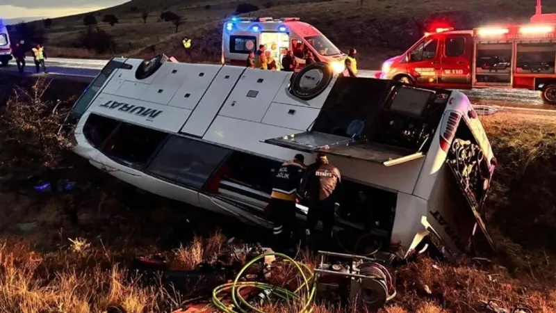 Yolcu otobüsü devrildi: Ölü ve yaralılar var!