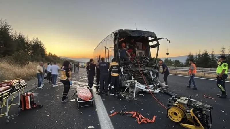 Yolcu otobüsü ile kamyon çarpıştı: 1 ölü, 10 yaralı