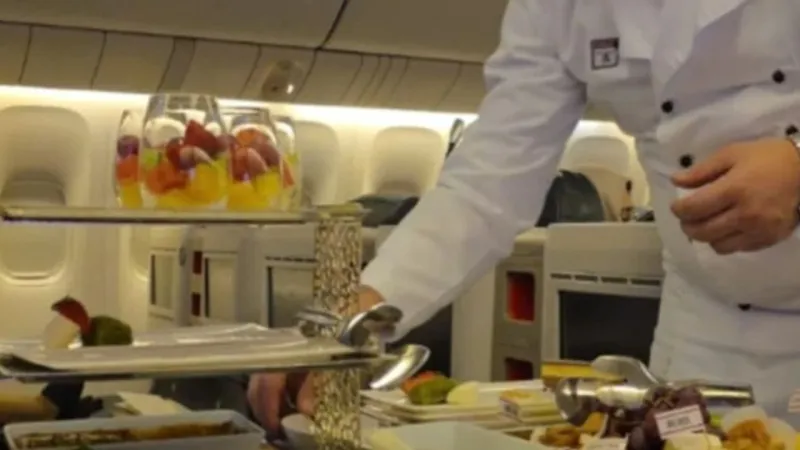 Yolcuların arasına girdi: THY uçağında şeften çorba tarifi!